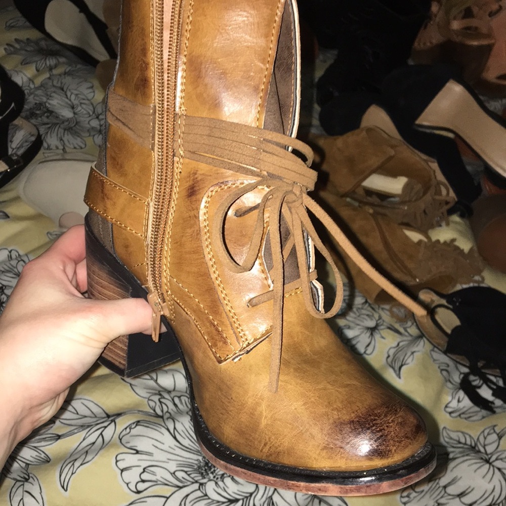 BOOTIES - Picture 2 of 2